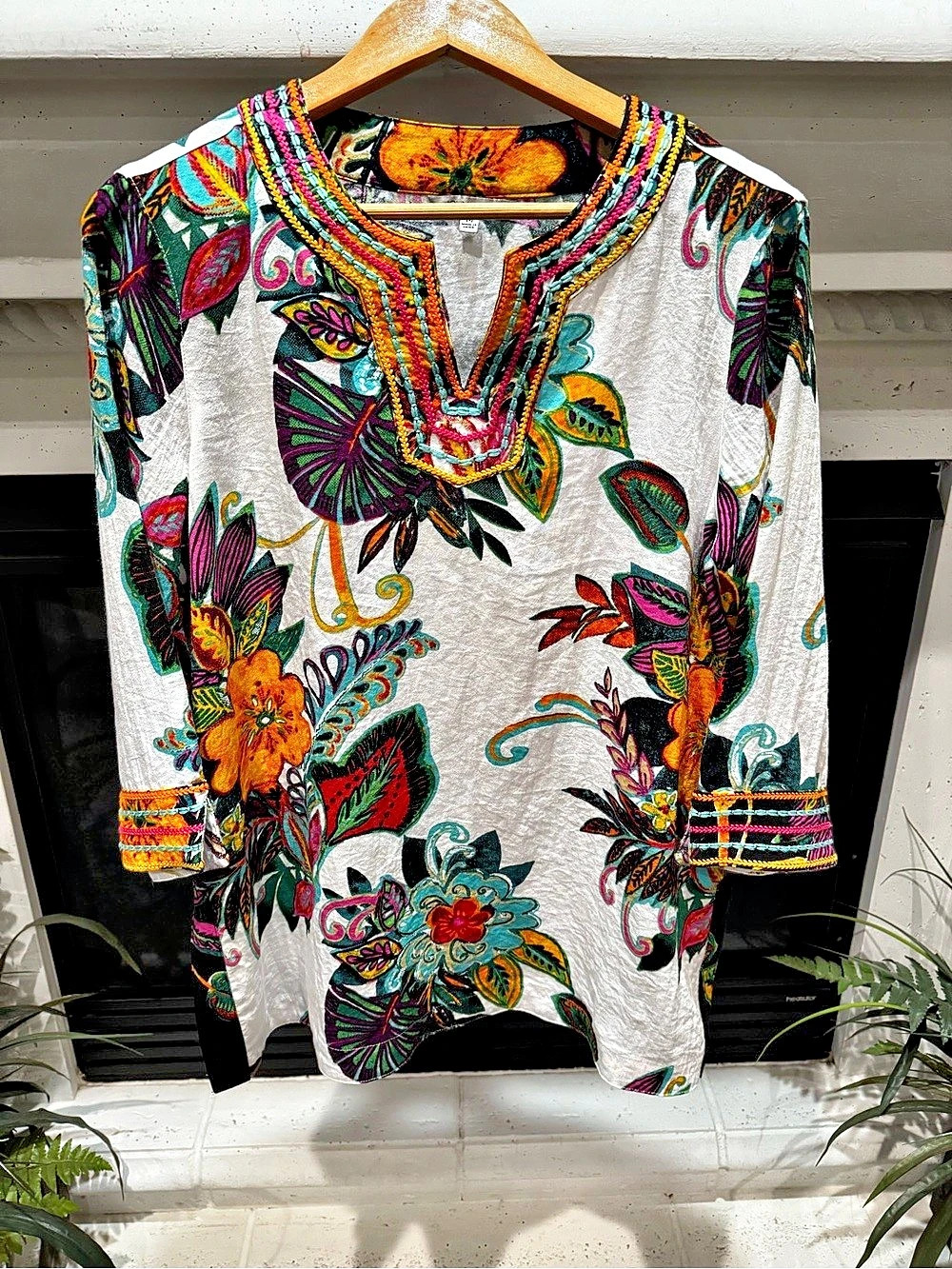 John Mark Floral Embroidered Tunic White Size Medium Like New
